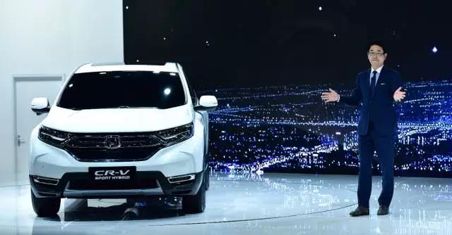 作為全球最暢銷的SUV， CR-V創(chuàng)造了無數(shù)個奇跡。撇開全球不說，從2004年CR-V被引進到中國市場以來，就開拓了城市SUV市場，開啟了國內(nèi)高品質(zhì)SUV生活潮流。進取之路永不停止，就在此次上海車展期間，東風(fēng)本田CR-V也終于迎來了全新?lián)Q代，實現(xiàn)了從內(nèi)到外的全面革新。
