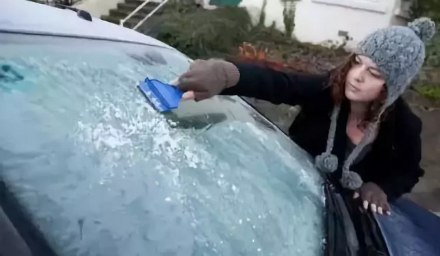 汽車玻璃結(jié)冰怎么辦，簡單處理有妙招